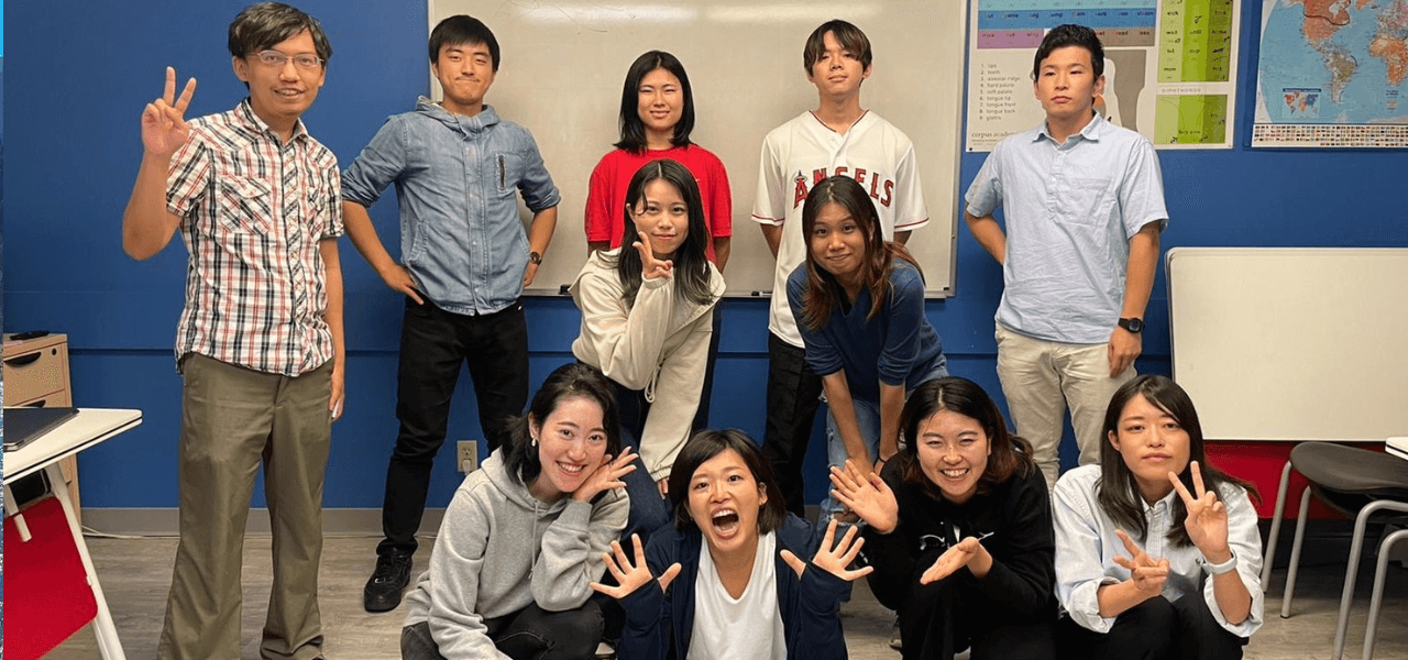 写真3-集合写真を撮る留学生