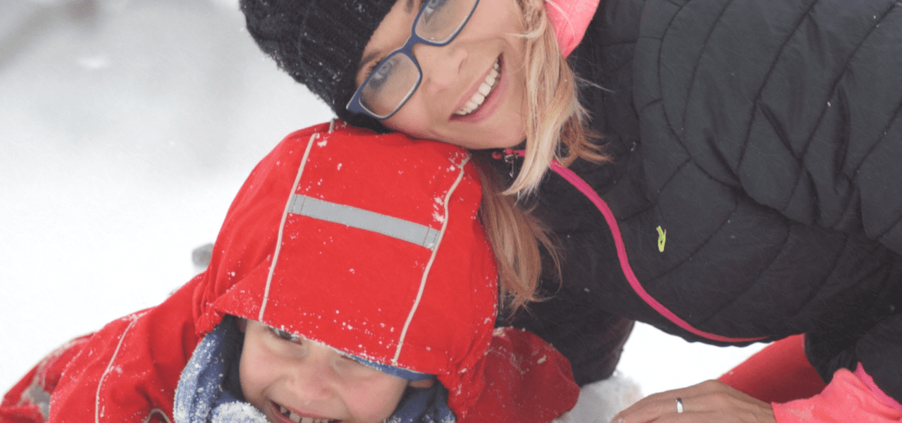 雪の中で子供と遊ぶお母さん