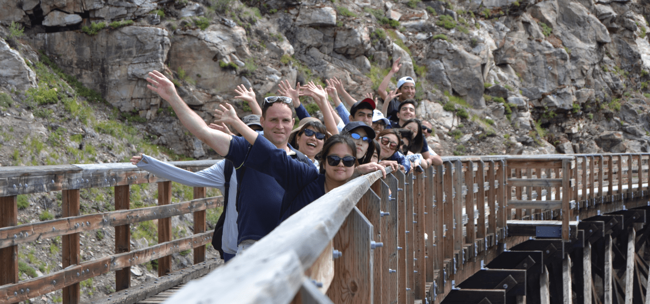橋の上で手を振るアクティビティ中の留学生