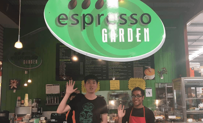 インターンシップ先Espresso Garden Cafeの前でスタッフと一緒に