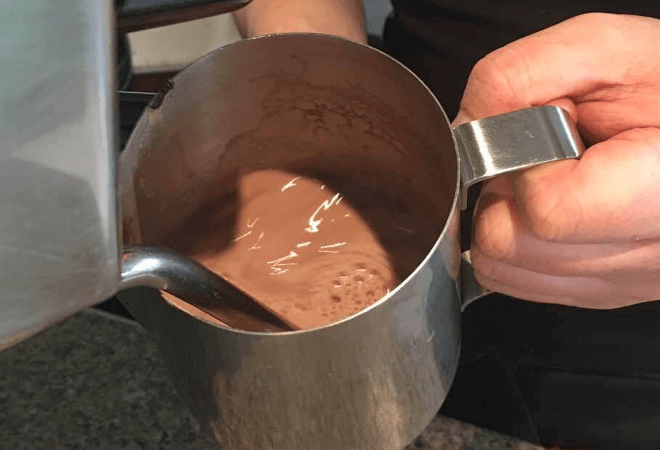インターンシップでコーヒーを作るスタッフ