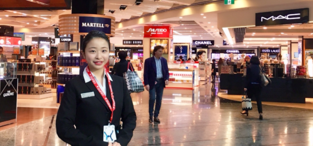 CO-OPを使って空港で働く女性