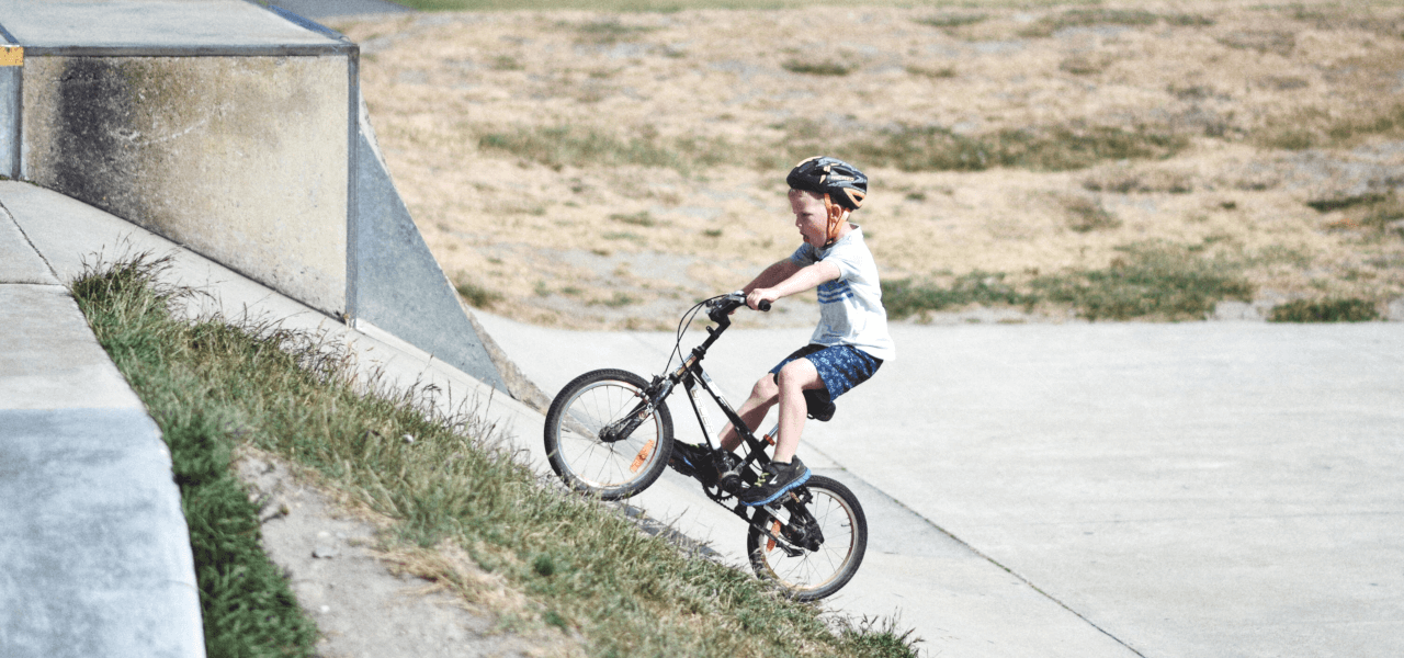 自転車で坂道を上る外国人少年