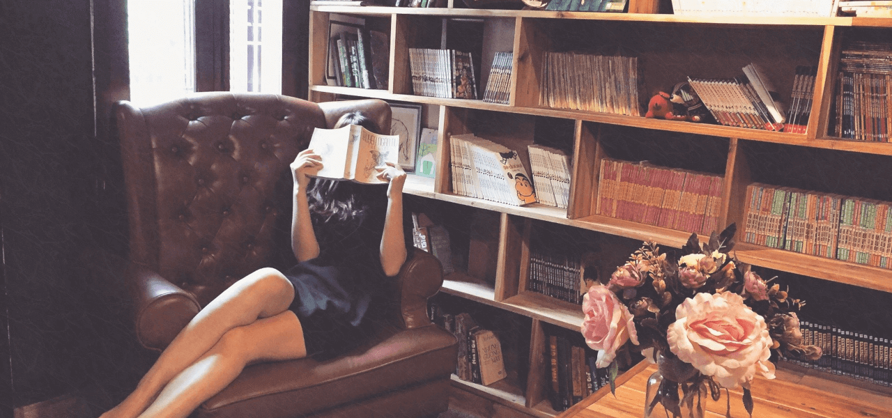 ステイホームで読書している留学生