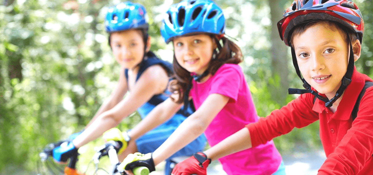 サイクリングする海外の子供たち