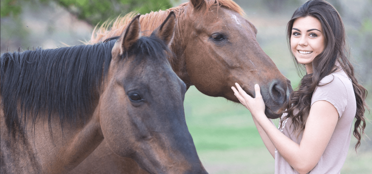 馬の世話をする海外の女性