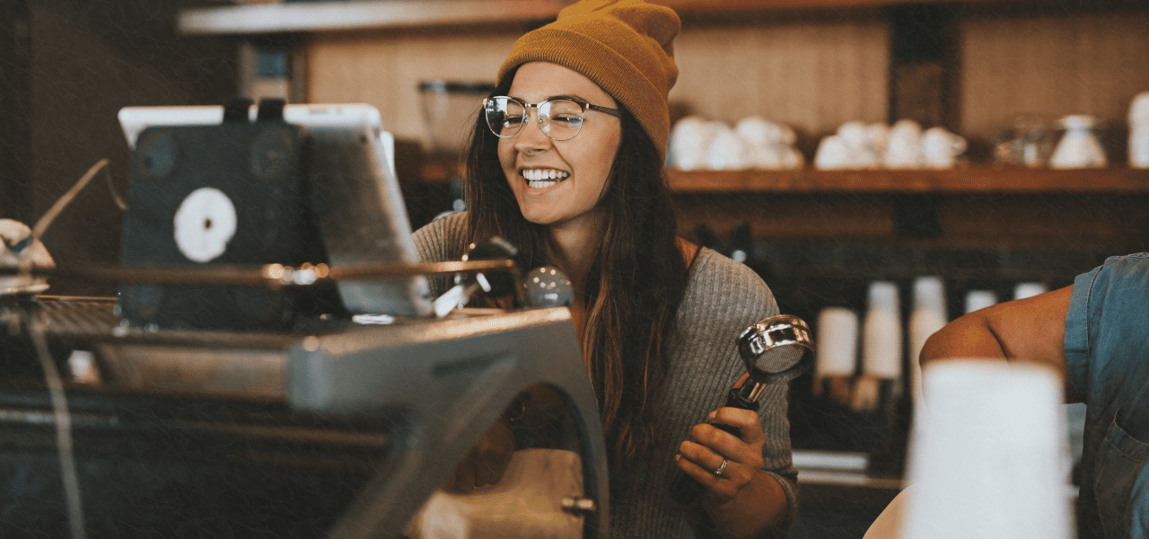 カフェのレジで働く海外の女性