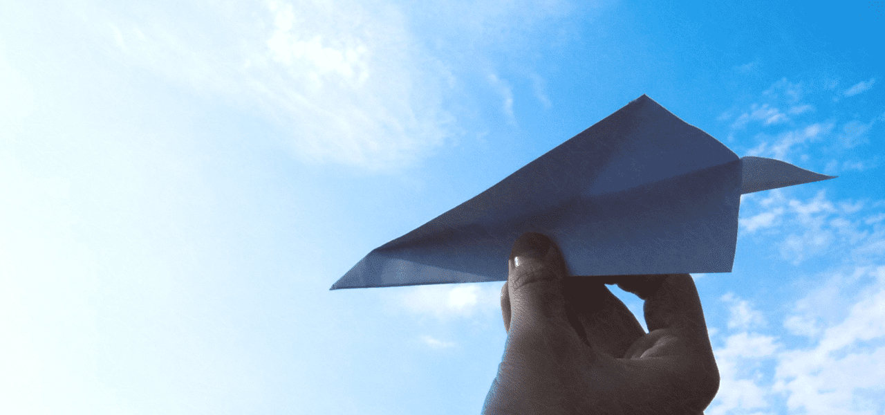 未来へと飛ばす紙飛行機