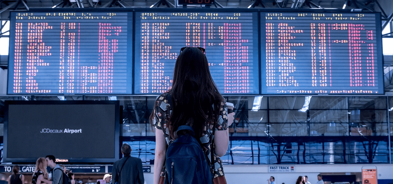 空港で留学へ出る準備をしている女の子