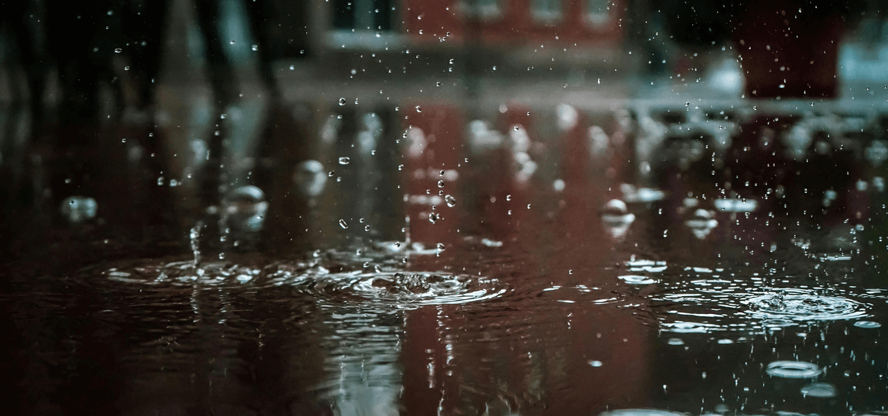 週末の雨が怖い理由！アウトフォール「急に使う」可能性のイメージ